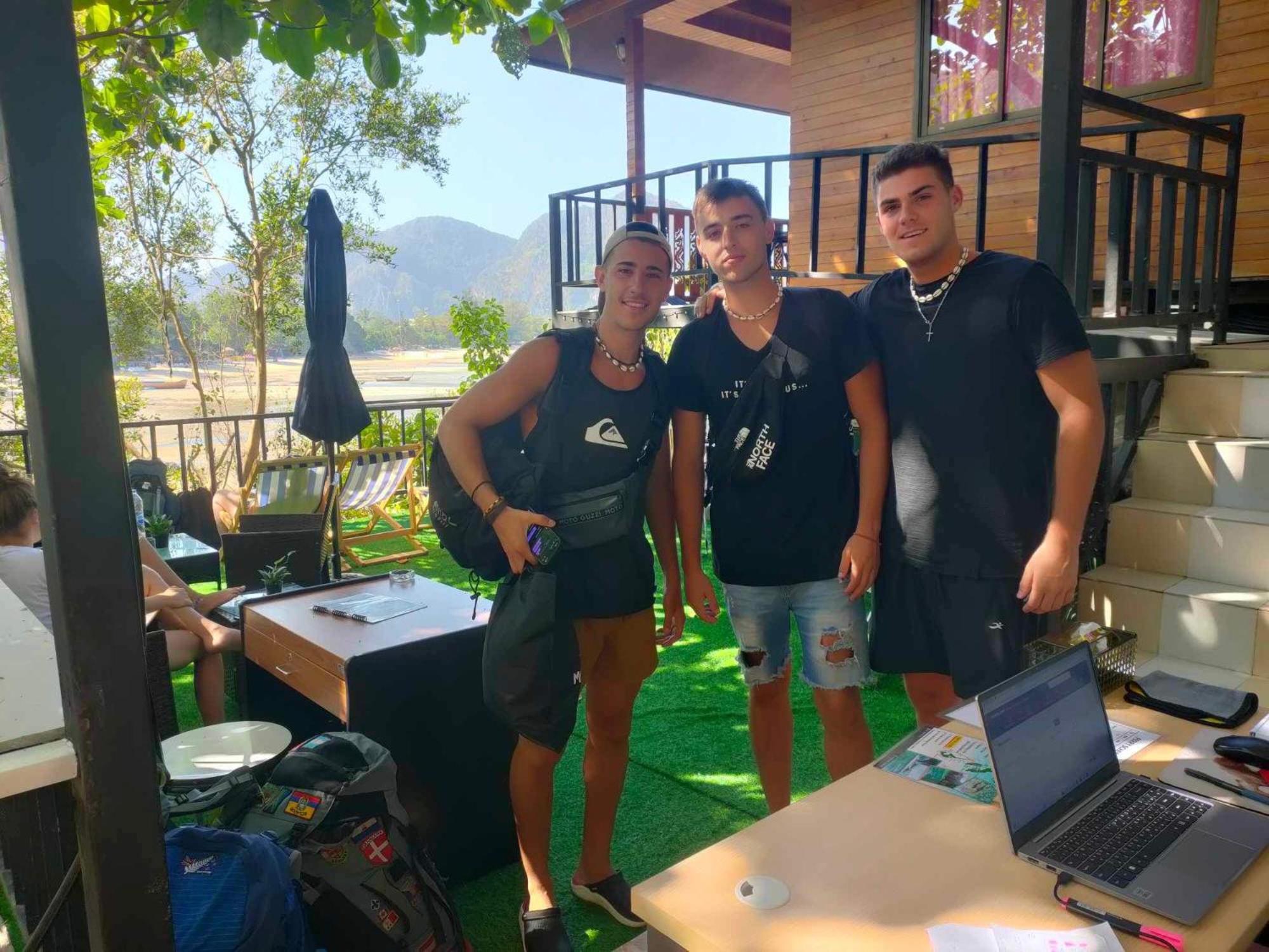 Sweed Dee Seaview Hostel Фи Фи Айлънд Екстериор снимка