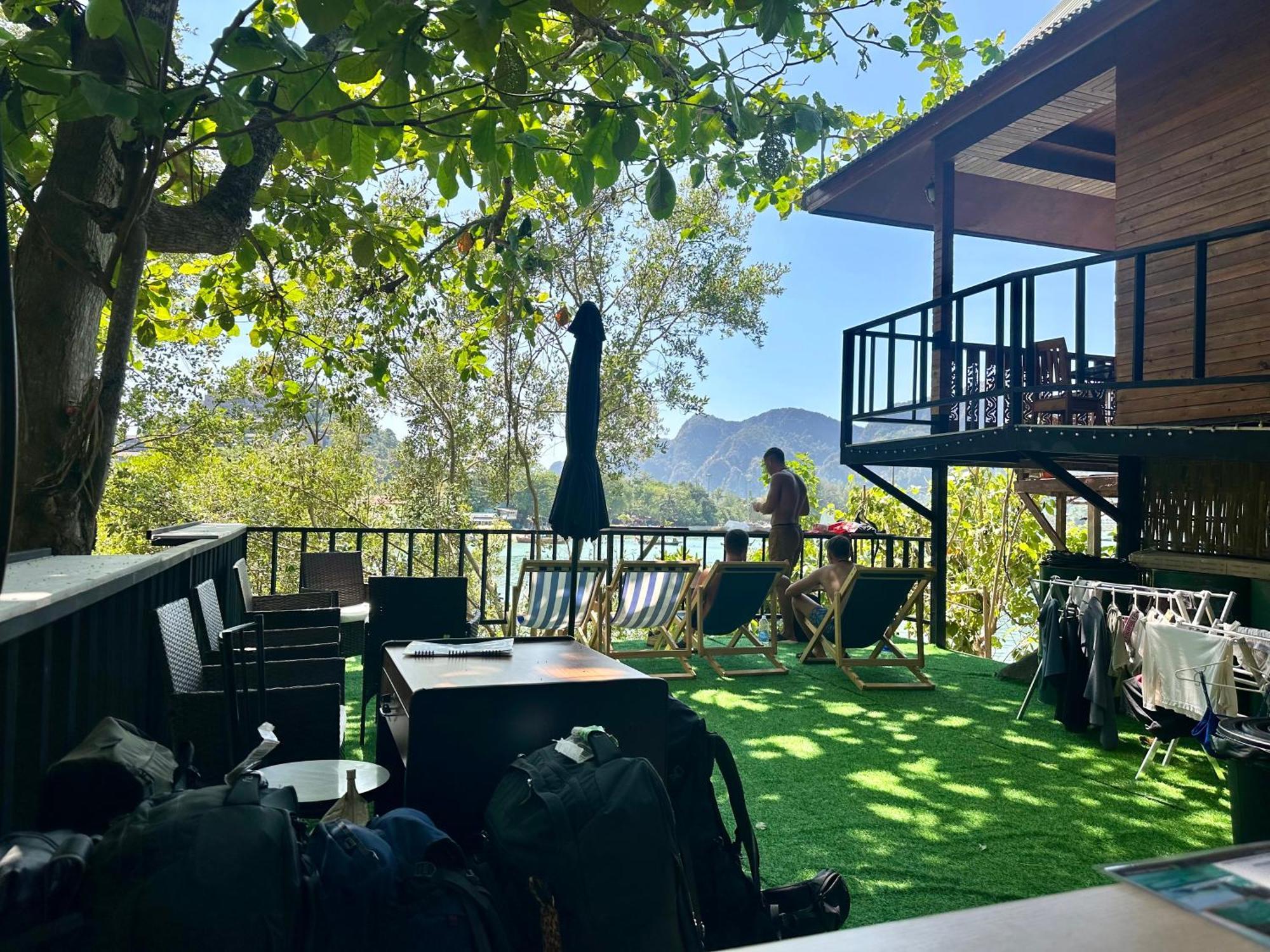 Sweed Dee Seaview Hostel Фи Фи Айлънд Екстериор снимка
